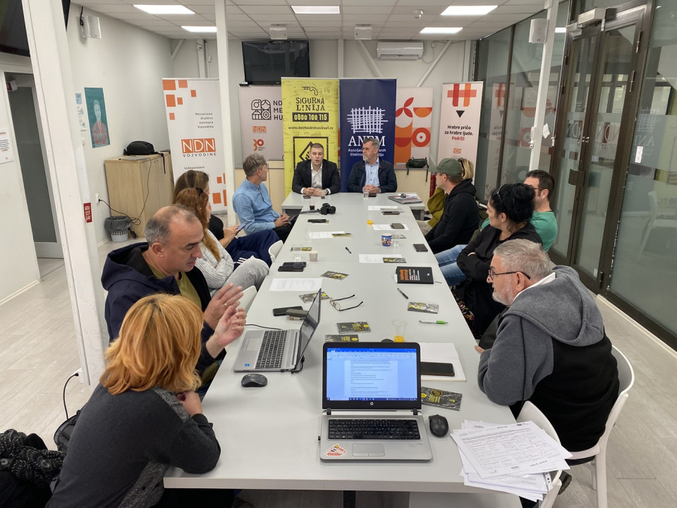 Sastanak novinara i predstavnika medijskih udruženja u Novom Sadu (foto: ANEM)