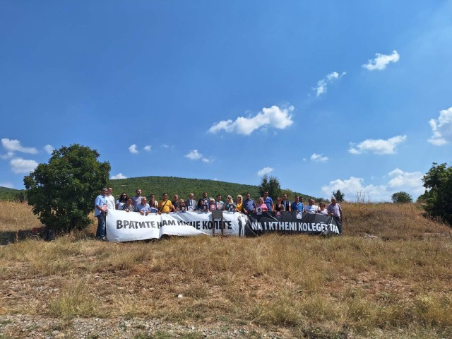 Predstavnici UNS-a i DNKiM-a, članovi porodica Perenić i Slavuj i šef misije OEBS-a na Kosovu Majkl Davenport na mestu gde su Đuro Slavuj i Ranko Perenić viđeni poslednji put (foto: Jelena Marković/UNS)