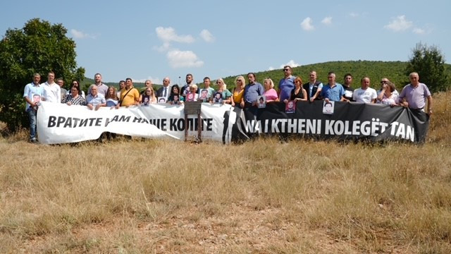 Porodice, prijatelji i kolege na obeležavanju 25. godišnjice nestanka kolega Perenića i Slavuja (foto: Vladislav Ćup)