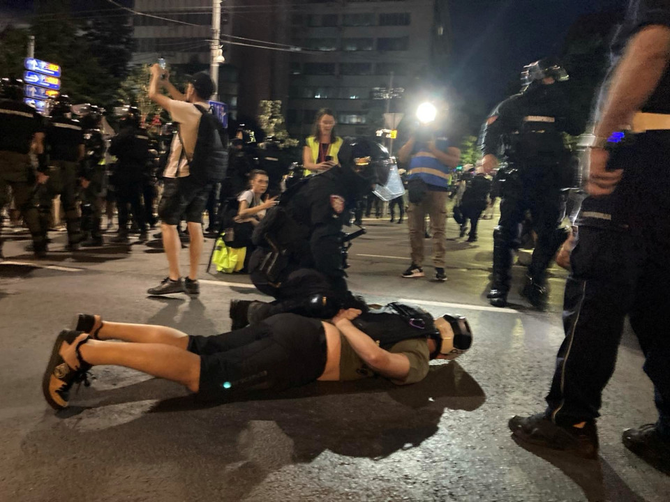 Hapšenje građana sinoć u Beogradu (foto: Andrej Ivanji)