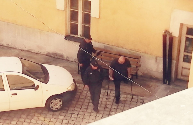 Dejan Nikolić Kantar u dvorištu suda u Vranju prilikom prethodnog suđenja (foto: OK radio)