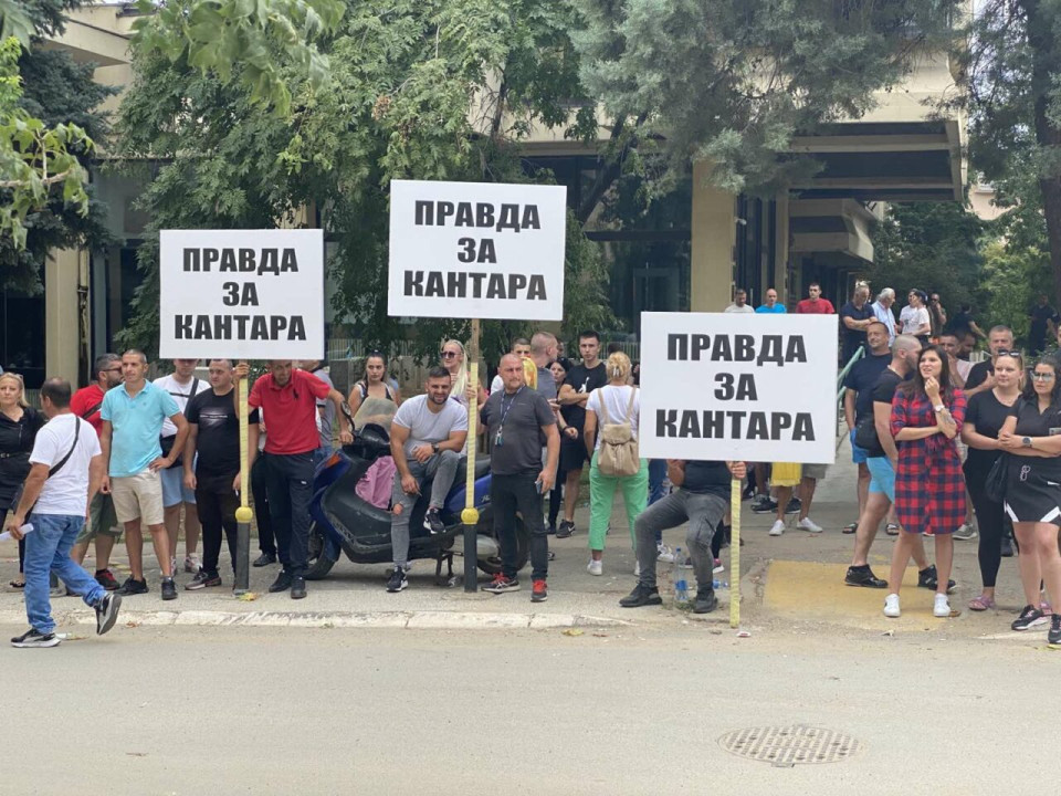 Scena ispred Osnovnog suda u Vranju sa prošlogodišnjeg suđenja Nikoliću za pretnje vlasnici i zaposlenima u OK radiju