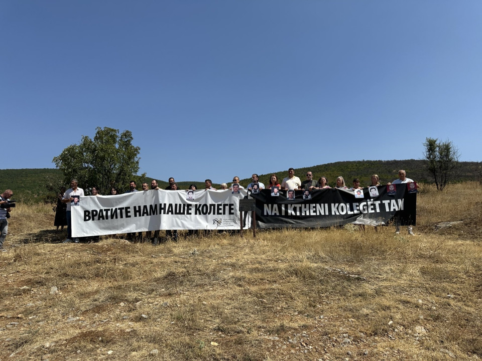 Porodice, prijatelji i članovi Udruženja novinara Srbije (UNS) 21. avgusta 2025. stajali su pored spomen-ploče, držeći transparent na kojem je, na srpskom i albanskom jeziku, pisalo: „Vratite naše kolege“ (foto: Milić Petrović)