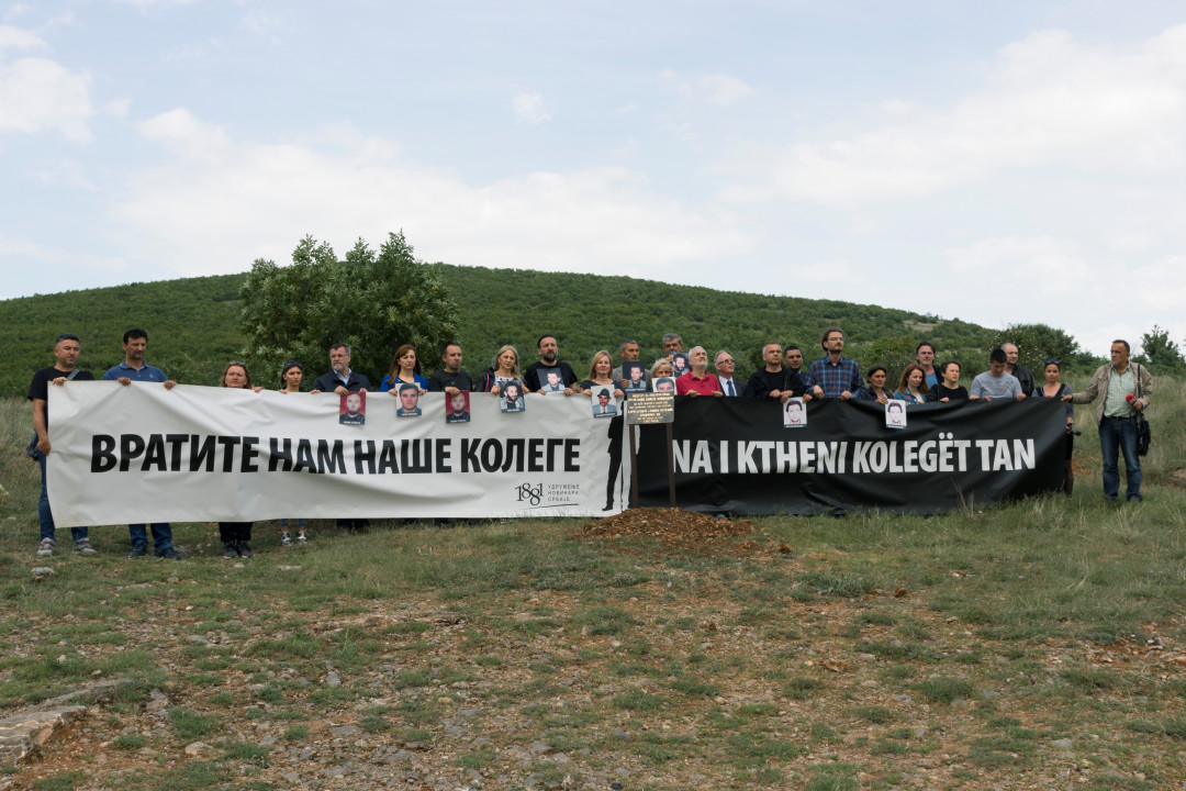 15. Maj. 2018 – Novinari sedmi put postavljaju ploču na mestu gde su poslednji put viđeni Ranko Perenić i Đuro Slavuj (foto: Vladislav Ćup)