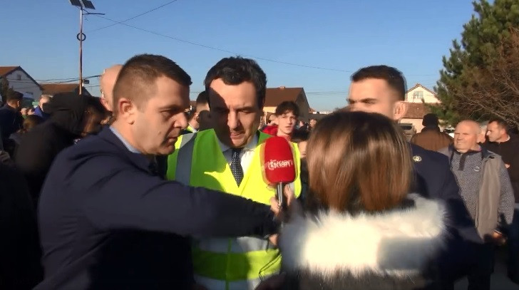 Trenutak sprečavanja novinarke da postavi pitanje Aljbinu Kurtiju (foto: snimak ekrana FB profila Blerte Daloši-Beriša)
