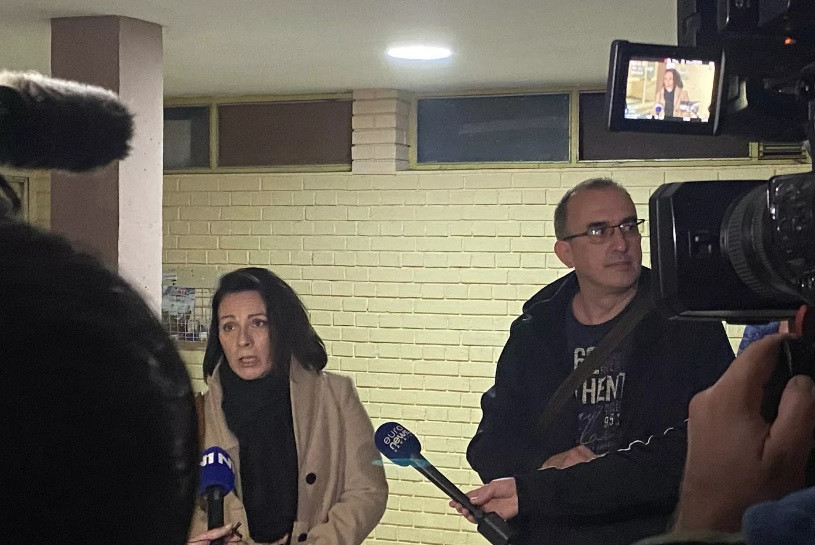 Lalić i Gruhonjić ispred zgrade u kojoj Gruhonjić živi tokom akcije prekrečavanja pretećeg grafita u ulazu zgrade (foto: Insajder TV)