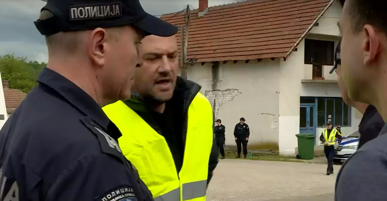 Razgovor ekipe N1, policije i napadača nakon sprečavanja kamermana N1 da radi u selu Jelašnica (foto: snimak ekrana YT kanala N1)