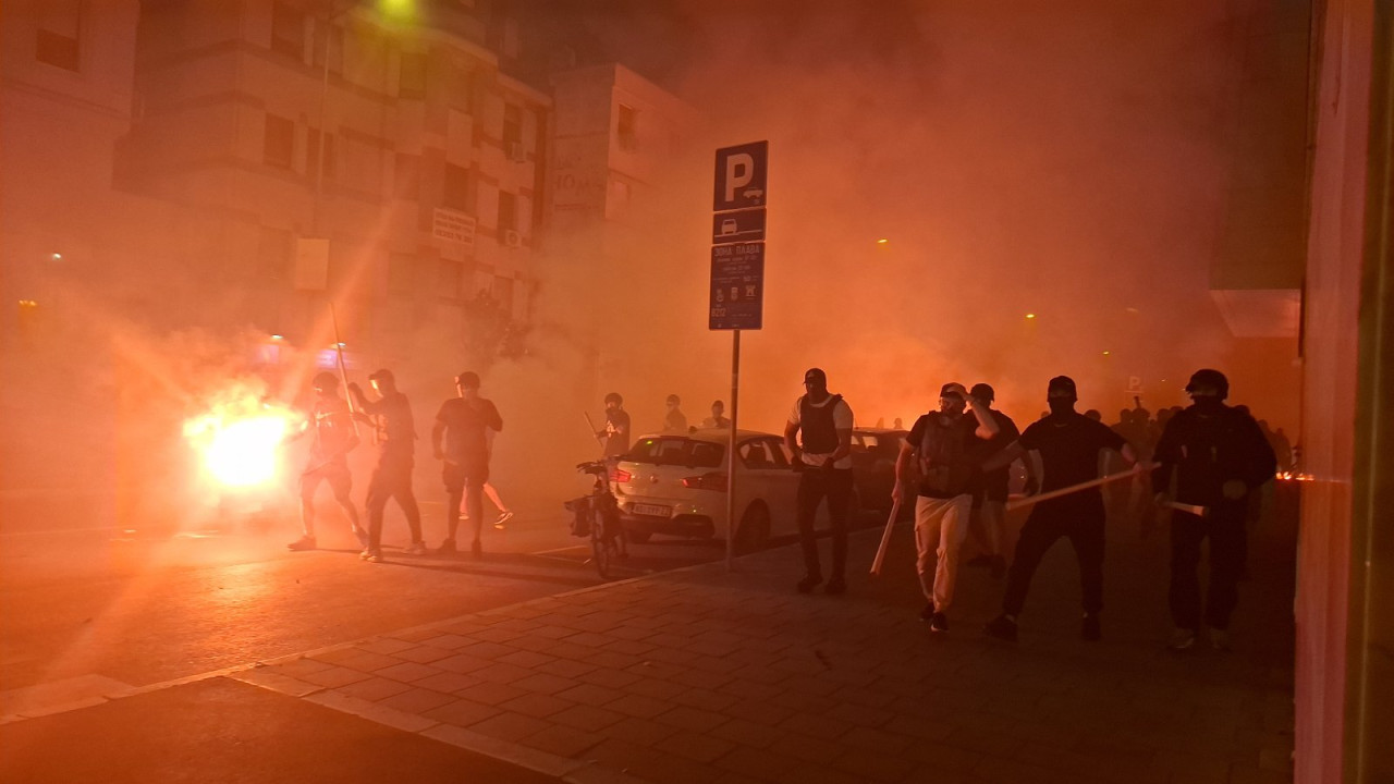 Trenutak pred napad batinaša na novinara Žarka Bogosavljevića u Novom Sadu (foto: Žarko Bogosavljević)