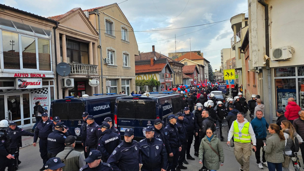 Policija obezbeđuje protest protiv blokada u Zaječaru (foto: Anđela Risantijević)