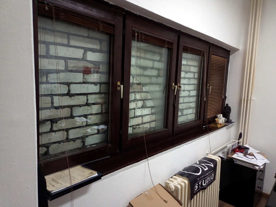 Zazidani prozori redakcije OK radija (foto: OK radio)