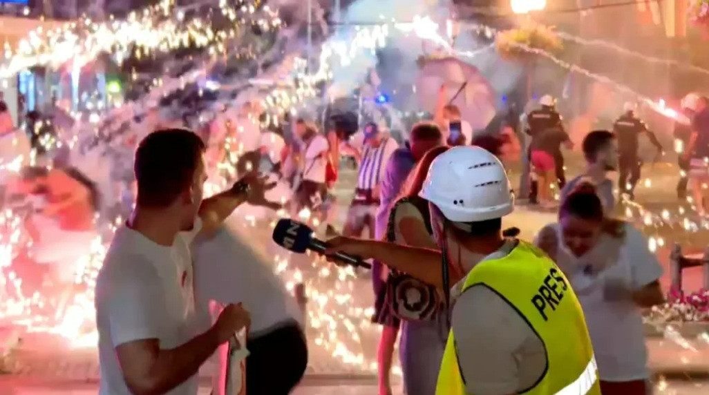 Šlem, nova neophodna oprema novinara koji izveštavaju sa protesta (foto: N1)