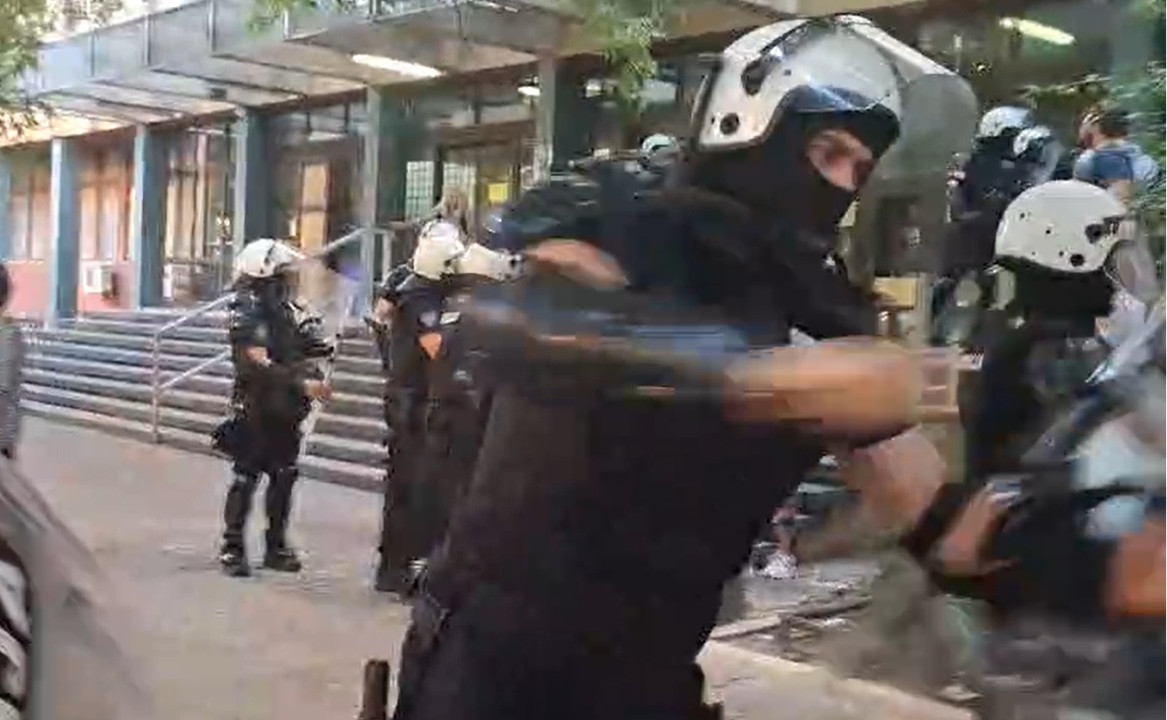 Policija odguruje novinare i građane ispred suda u Novom Sadu (foto: kadar iz video snimka Žarka Bogosavljevića)