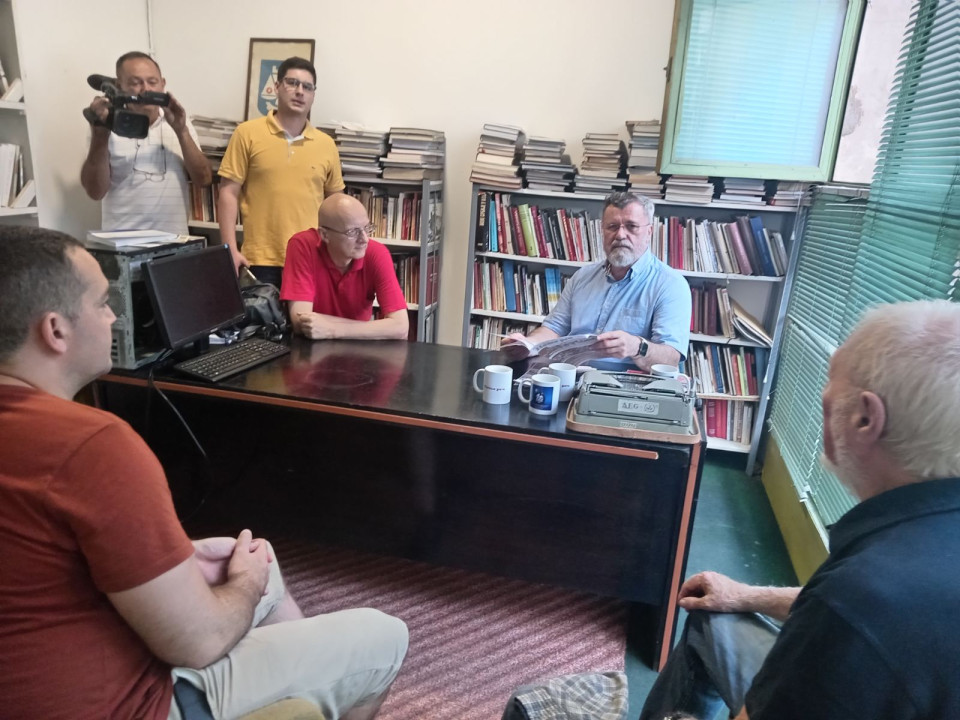 Matić u razgovoru sa članovima redakcija JUGpress i Nova Naša reč (foto: JUGpress)