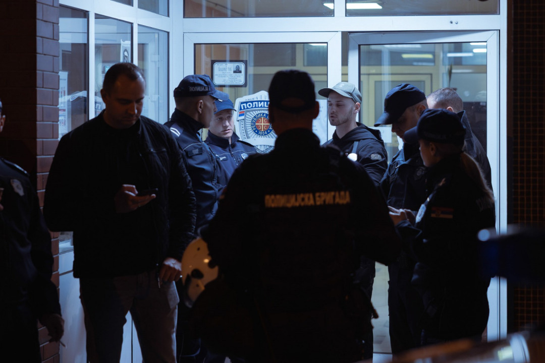 Privođenje Luke Pešića u policijsku stanicu u ulici Majke Jevrosime u Beogradu (foto: Gavrilo Andrić)