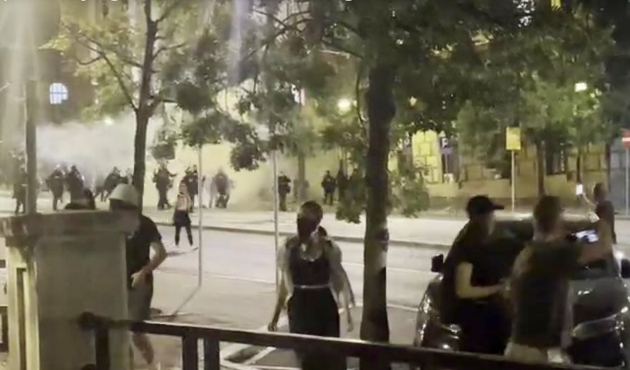 Policija potiskuje demonstrante u Beogradu 14. avgusta (foto: snimak ekrana N1)