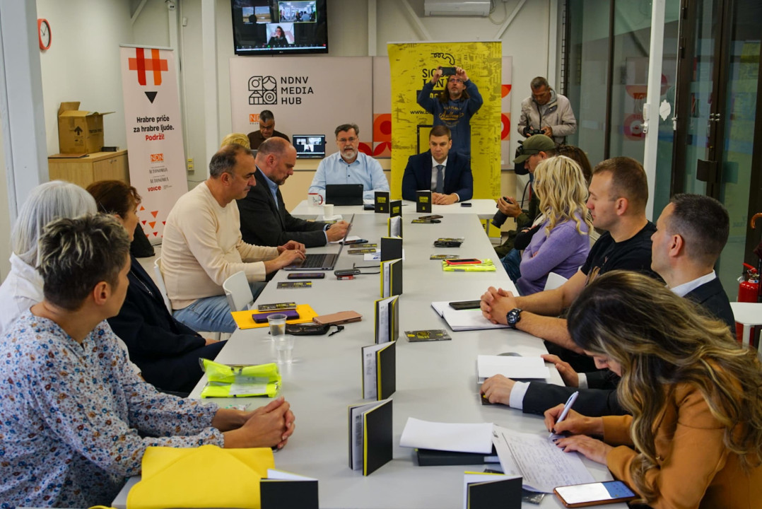 Sastanak SRG sa ugroženim novinarima, tužiocima i policijom u Novom Sadu (foto: OEBS / Miroslav Janković)