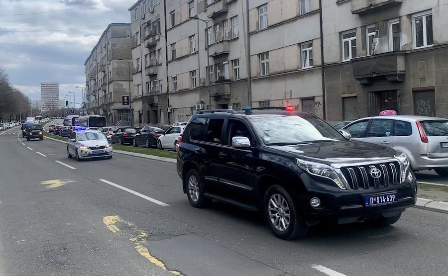 Kolona vozila u kojima, posle suđenja, odvoze Legiju i braću Simović nazad u zatvor (foto: Perica Gunjić / Slavko Ćuruvija fondacija)