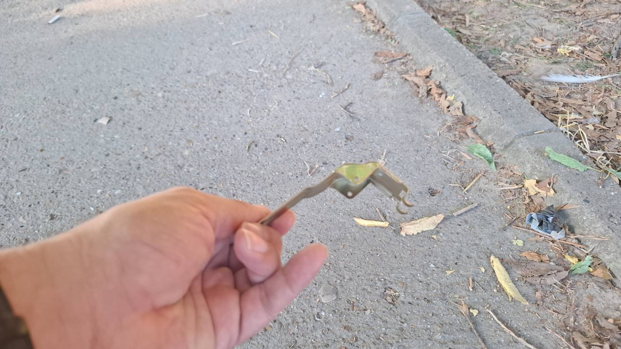 Jutro posle - upaljač šok bombe koju je policija sinoć bacala na novinare, studente i građane u Novom Sadu (foto: Žarko Bogosavljević)