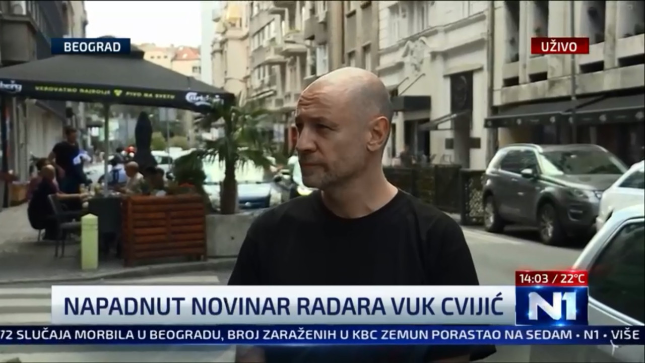 Vuk Cvijić na mestu zločina nakon napada (foto: snimak ekrana N1)