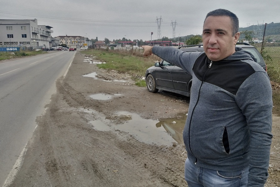 Željko Matorčević na mestu na kom je napadnut (foto: Cenzolovka)